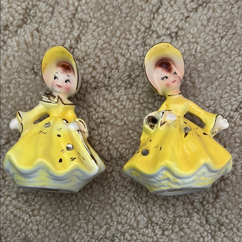 Charming Yellow Ceramic Figurines salt and pepper shakers. Vintage. Golden girls - Picture 4 of 8